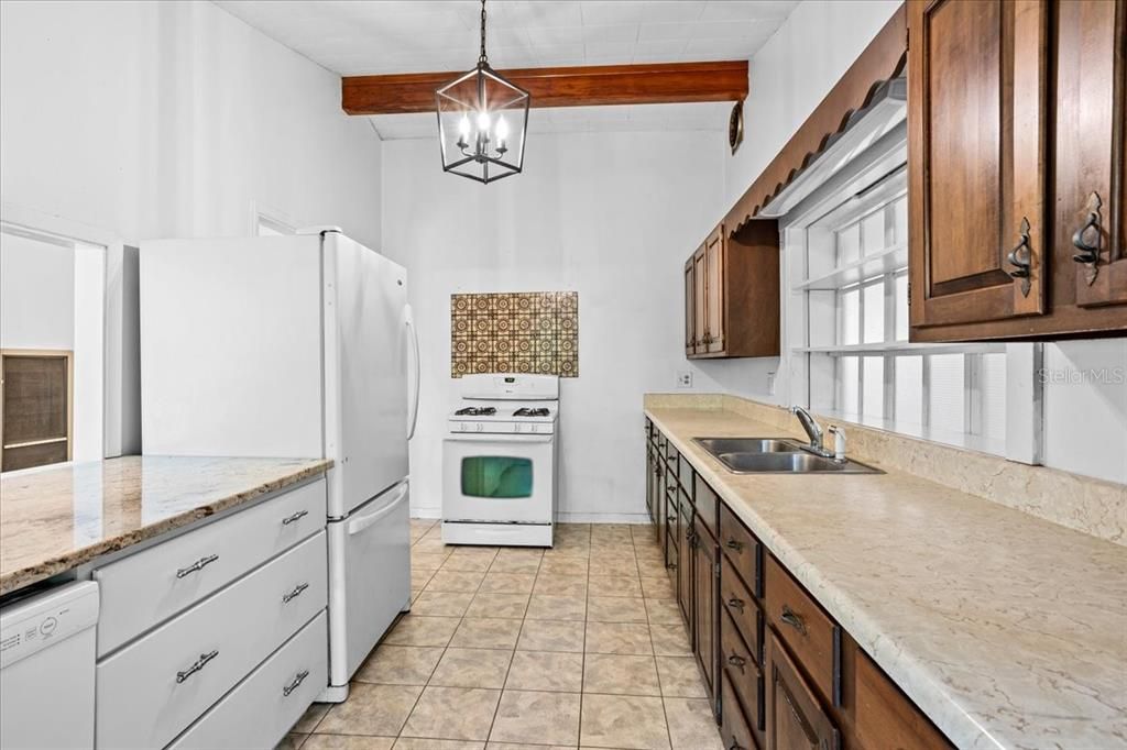 合同活跃: $275,000 (3 贝兹, 1 浴室, 1602 平方英尺)