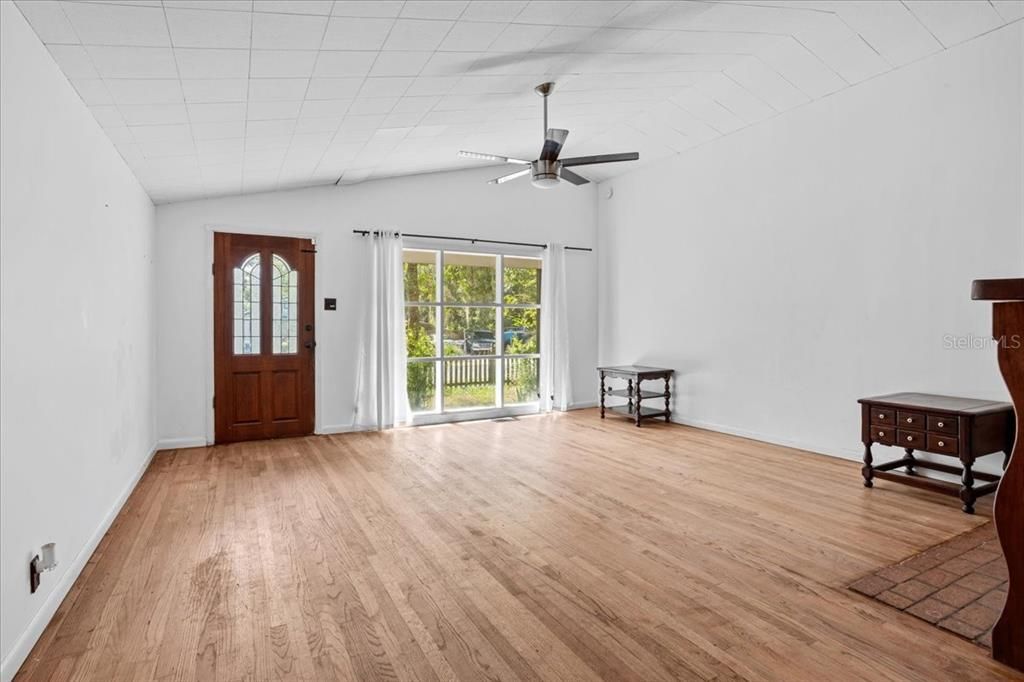 合同活跃: $275,000 (3 贝兹, 1 浴室, 1602 平方英尺)