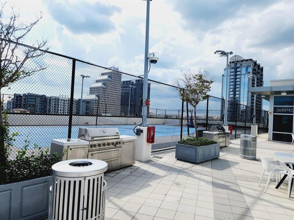 For Rent: $2,100 (1 beds, 1 baths, 957 Square Feet)