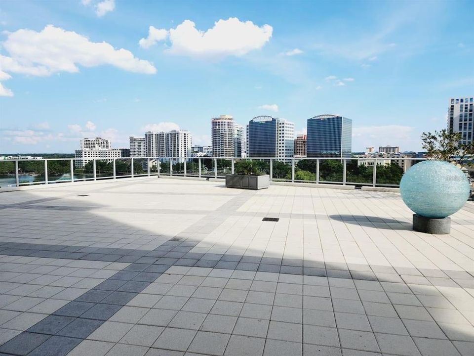 For Rent: $2,100 (1 beds, 1 baths, 957 Square Feet)