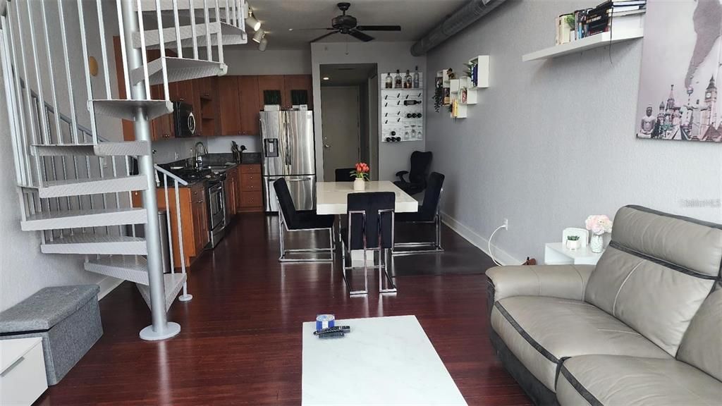 For Rent: $2,100 (1 beds, 1 baths, 957 Square Feet)