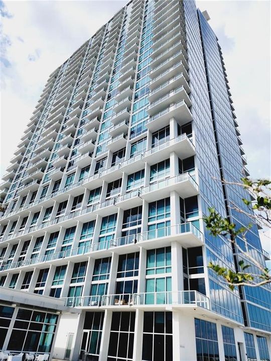 For Rent: $2,100 (1 beds, 1 baths, 957 Square Feet)