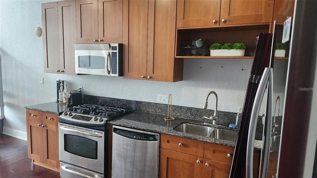 For Rent: $2,100 (1 beds, 1 baths, 957 Square Feet)