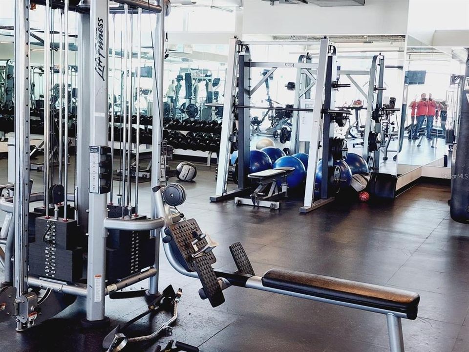 For Rent: $2,100 (1 beds, 1 baths, 957 Square Feet)