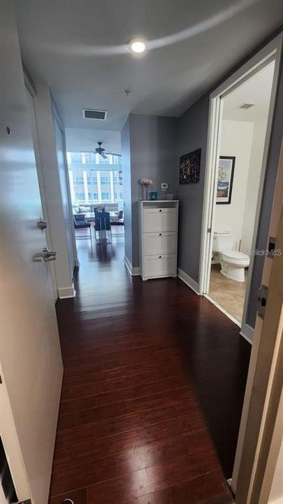 For Rent: $2,100 (1 beds, 1 baths, 957 Square Feet)