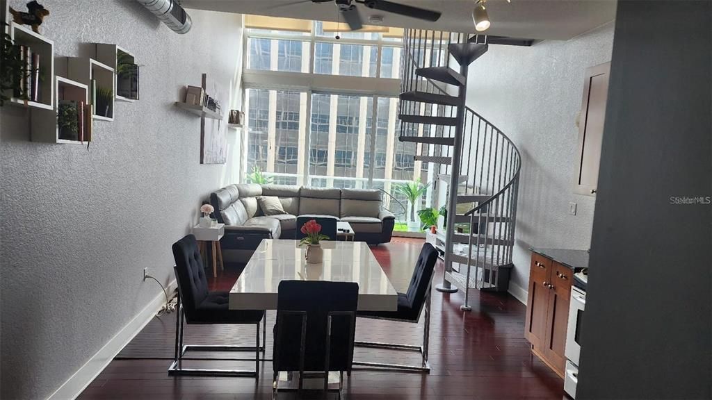 For Rent: $2,100 (1 beds, 1 baths, 957 Square Feet)