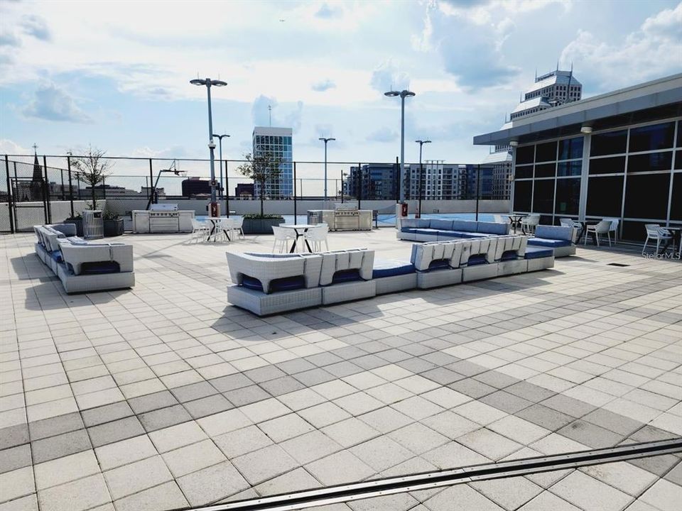 For Rent: $2,100 (1 beds, 1 baths, 957 Square Feet)