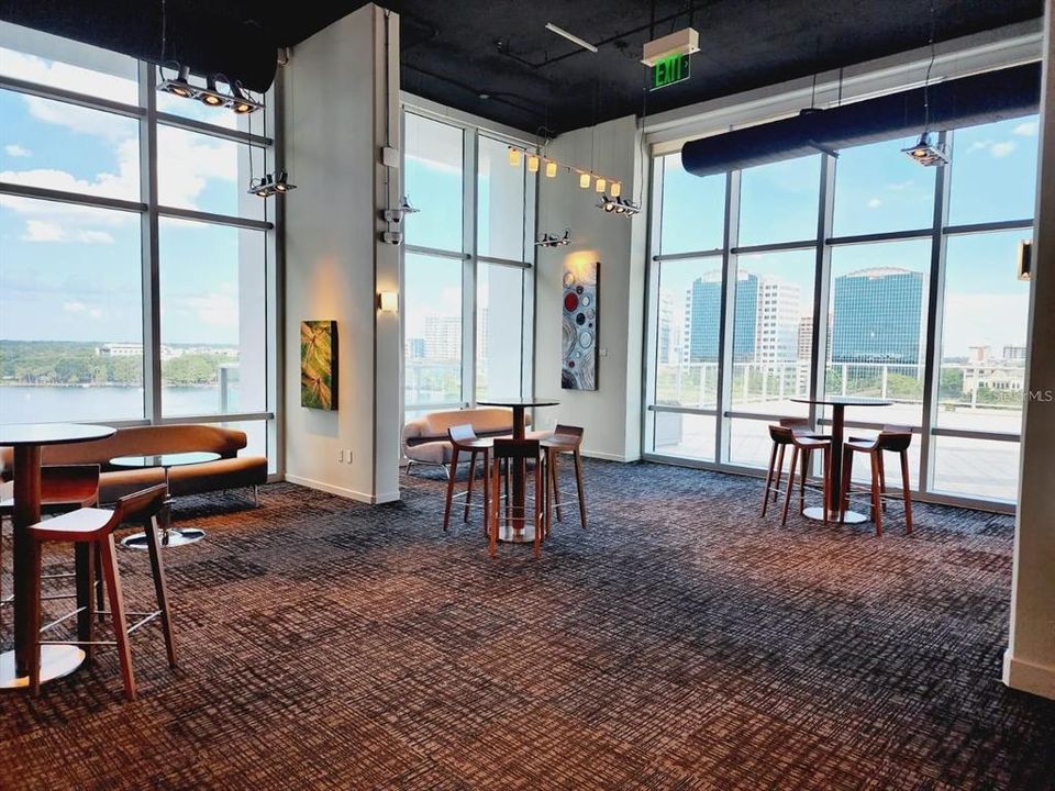 For Rent: $2,100 (1 beds, 1 baths, 957 Square Feet)