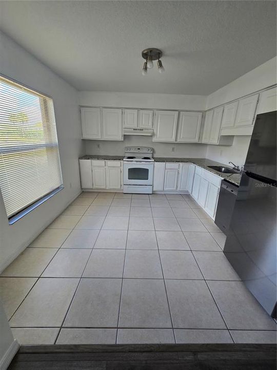 Active With Contract: $1,600 (2 beds, 2 baths, 898 Square Feet)
