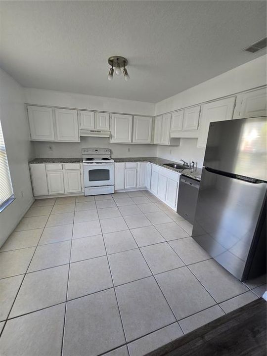 Active With Contract: $1,600 (2 beds, 2 baths, 898 Square Feet)