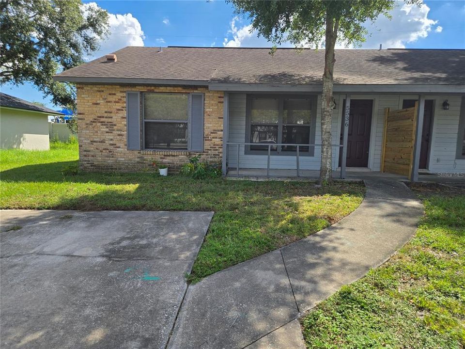 Active With Contract: $1,600 (2 beds, 2 baths, 898 Square Feet)