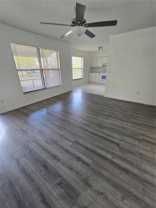 Active With Contract: $1,600 (2 beds, 2 baths, 898 Square Feet)