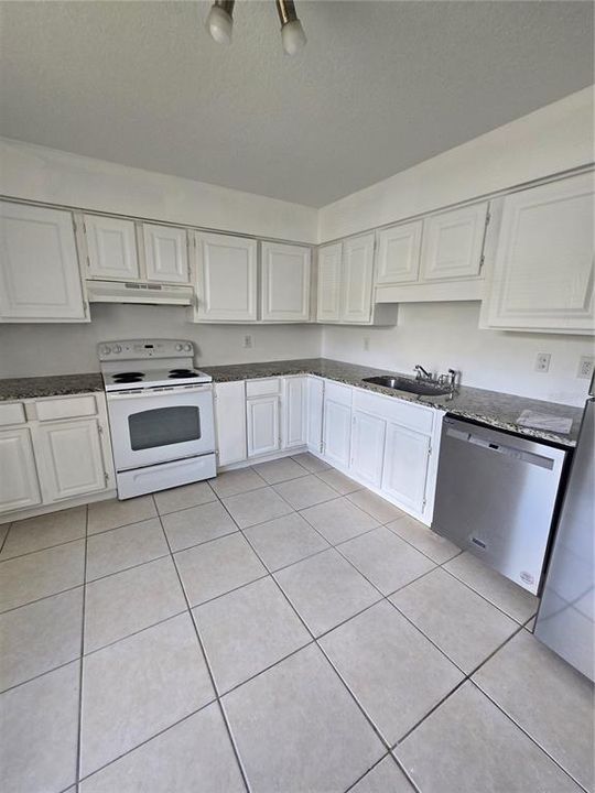 Active With Contract: $1,600 (2 beds, 2 baths, 898 Square Feet)
