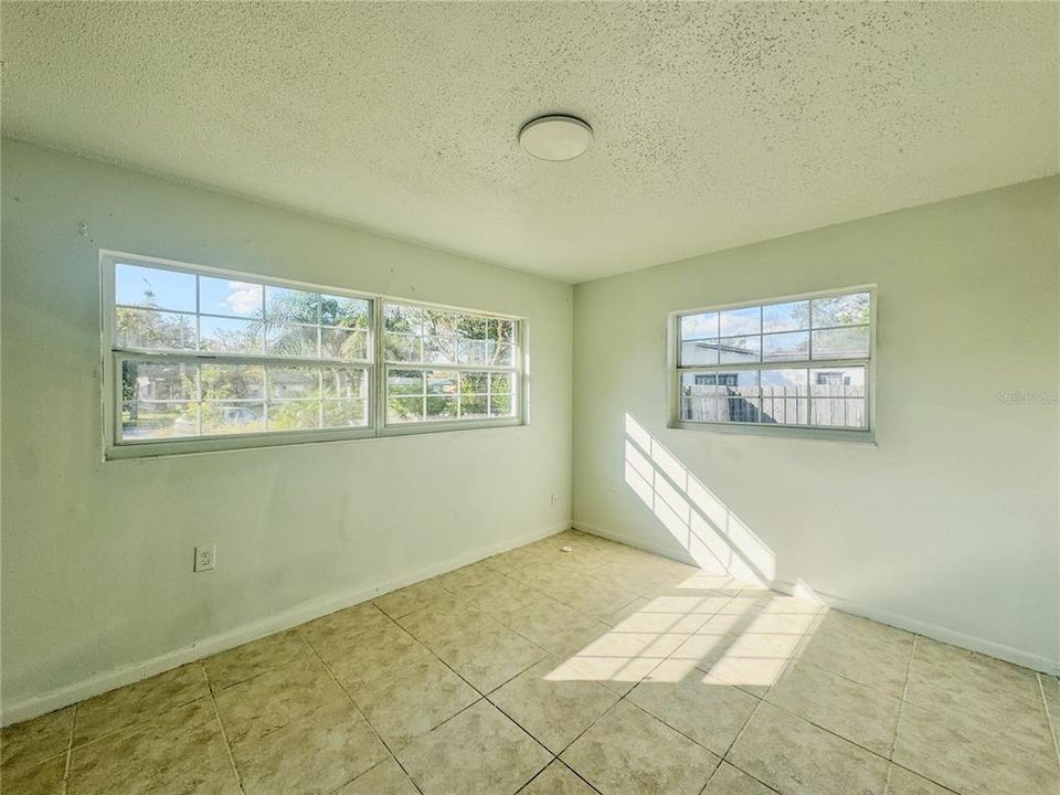 Activo con contrato: $225,000 (4 camas, 2 baños, 1056 Pies cuadrados)