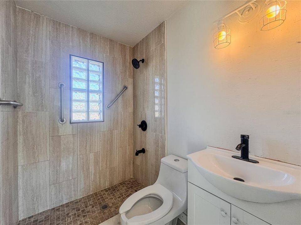 Activo con contrato: $225,000 (4 camas, 2 baños, 1056 Pies cuadrados)