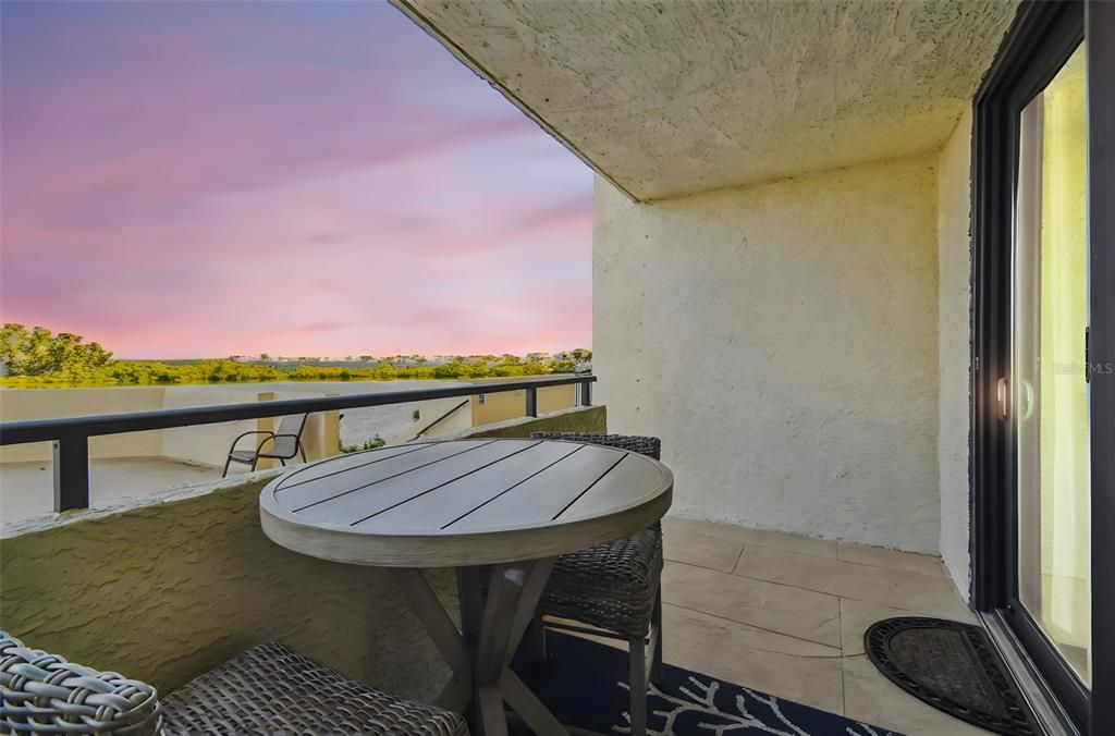 For Sale: $309,900 (2 beds, 2 baths, 950 Square Feet)