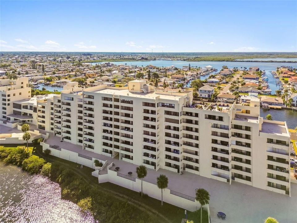 For Sale: $309,900 (2 beds, 2 baths, 950 Square Feet)