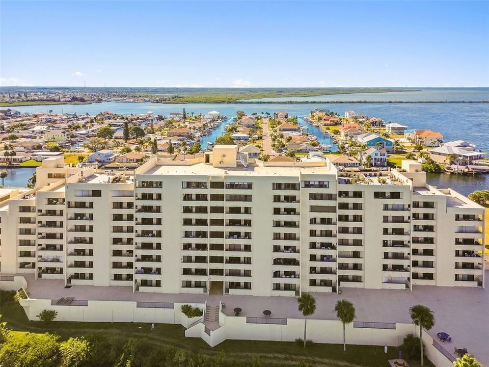 For Sale: $309,900 (2 beds, 2 baths, 950 Square Feet)