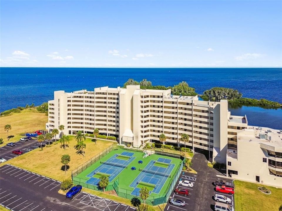 For Sale: $309,900 (2 beds, 2 baths, 950 Square Feet)