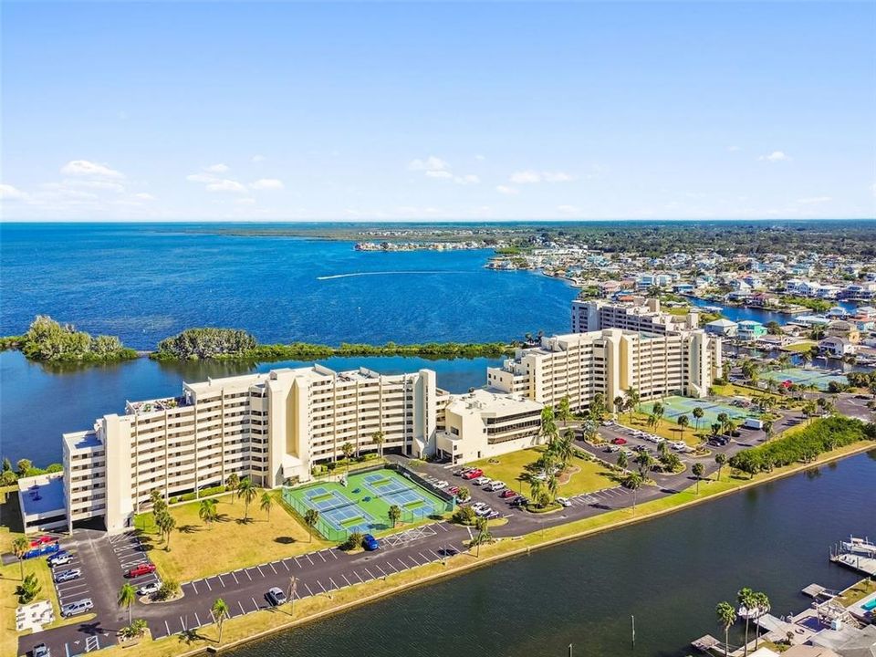 For Sale: $309,900 (2 beds, 2 baths, 950 Square Feet)