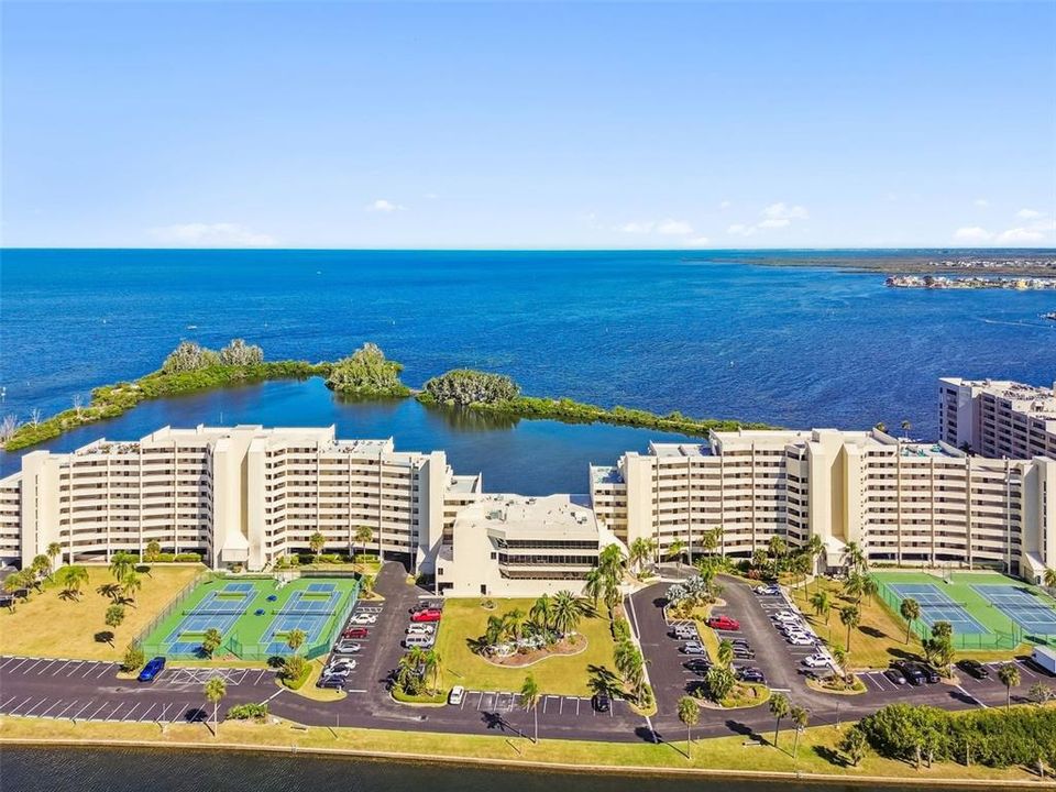 For Sale: $309,900 (2 beds, 2 baths, 950 Square Feet)