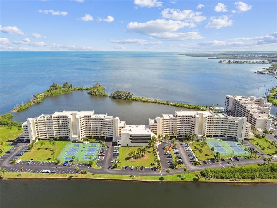 For Sale: $309,900 (2 beds, 2 baths, 950 Square Feet)