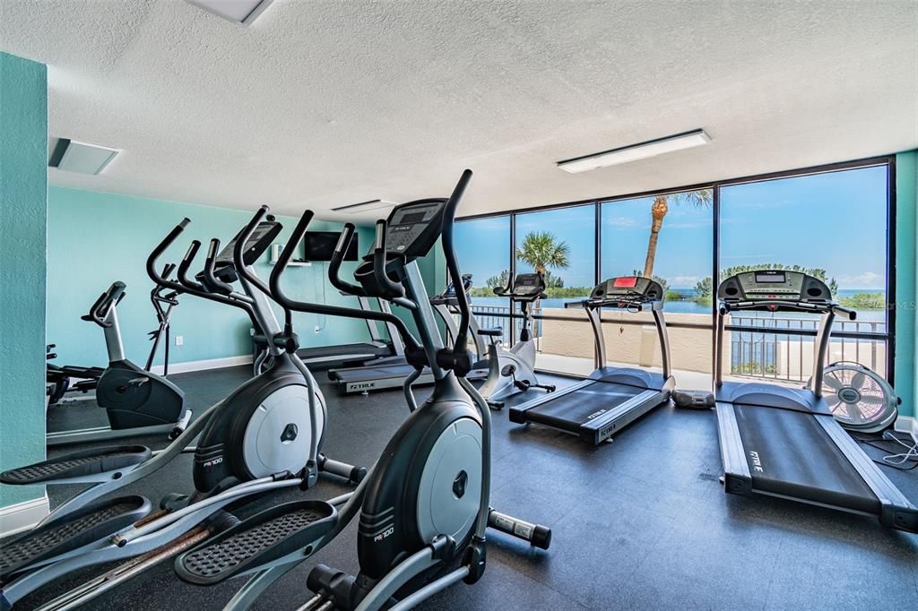 For Sale: $309,900 (2 beds, 2 baths, 950 Square Feet)