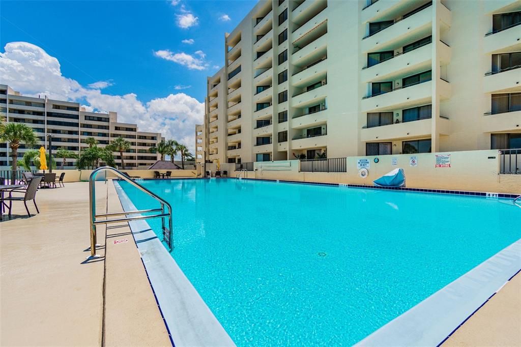 For Sale: $309,900 (2 beds, 2 baths, 950 Square Feet)