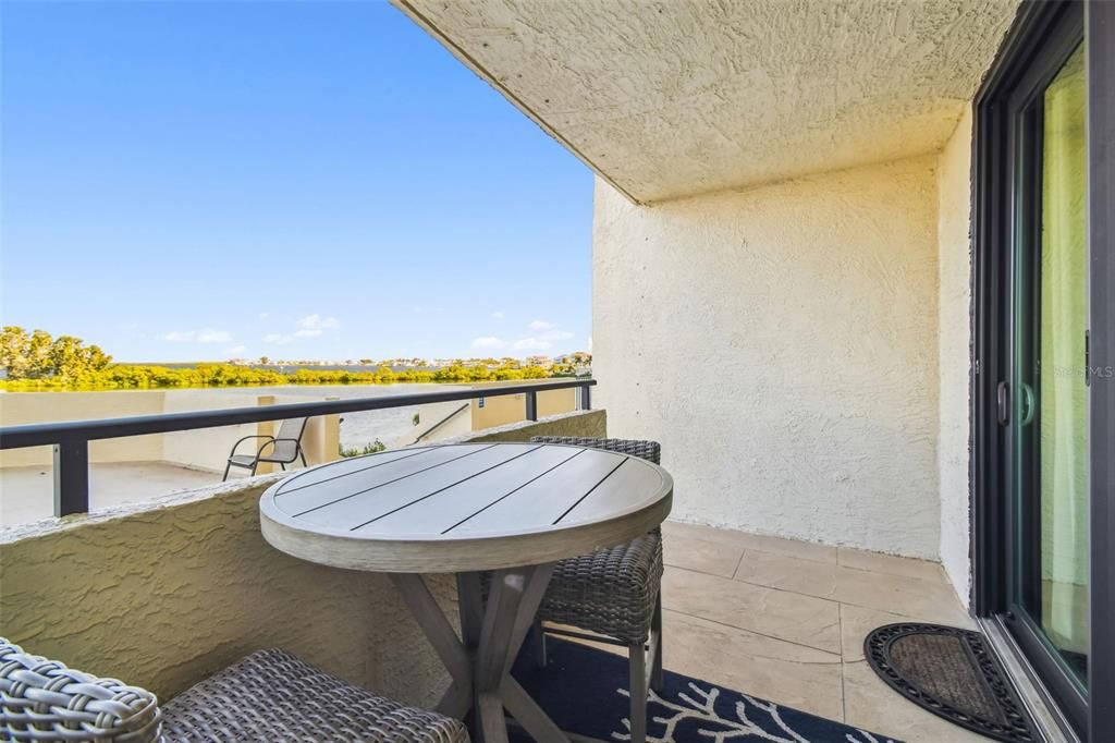 For Sale: $309,900 (2 beds, 2 baths, 950 Square Feet)