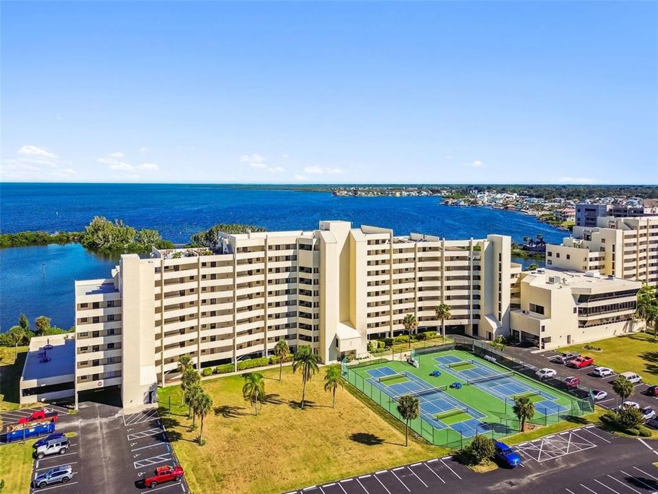 For Sale: $309,900 (2 beds, 2 baths, 950 Square Feet)