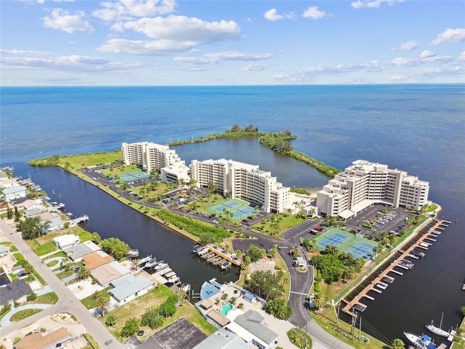 For Sale: $309,900 (2 beds, 2 baths, 950 Square Feet)