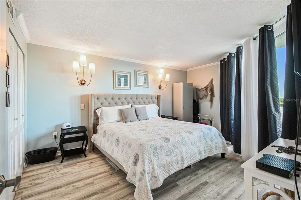 For Sale: $309,900 (2 beds, 2 baths, 950 Square Feet)