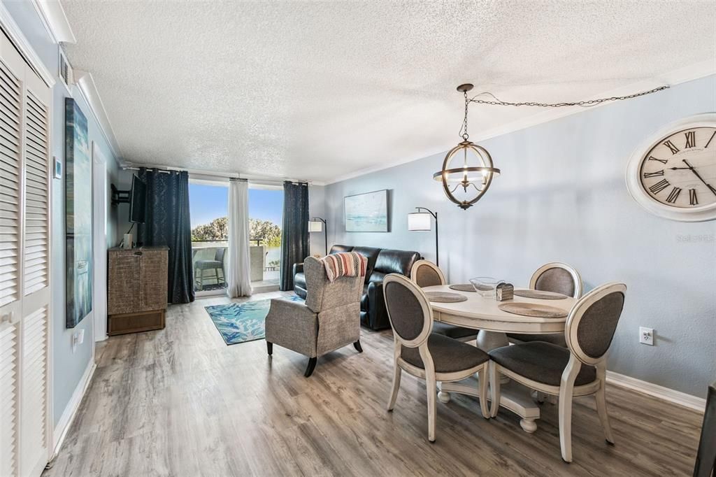 For Sale: $309,900 (2 beds, 2 baths, 950 Square Feet)