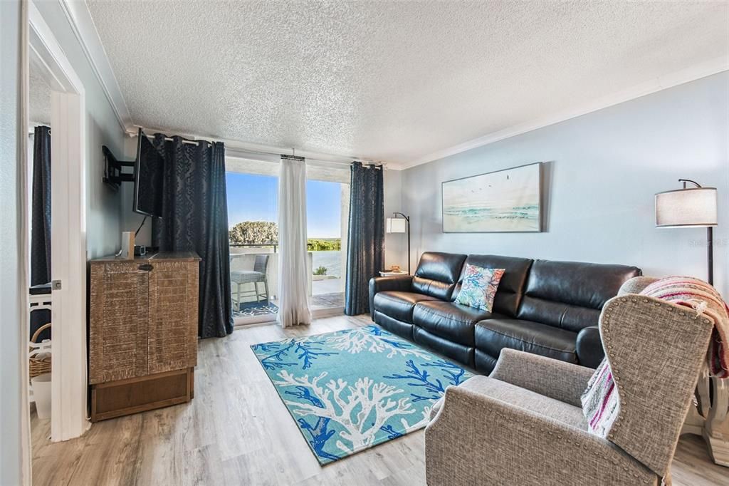 For Sale: $309,900 (2 beds, 2 baths, 950 Square Feet)