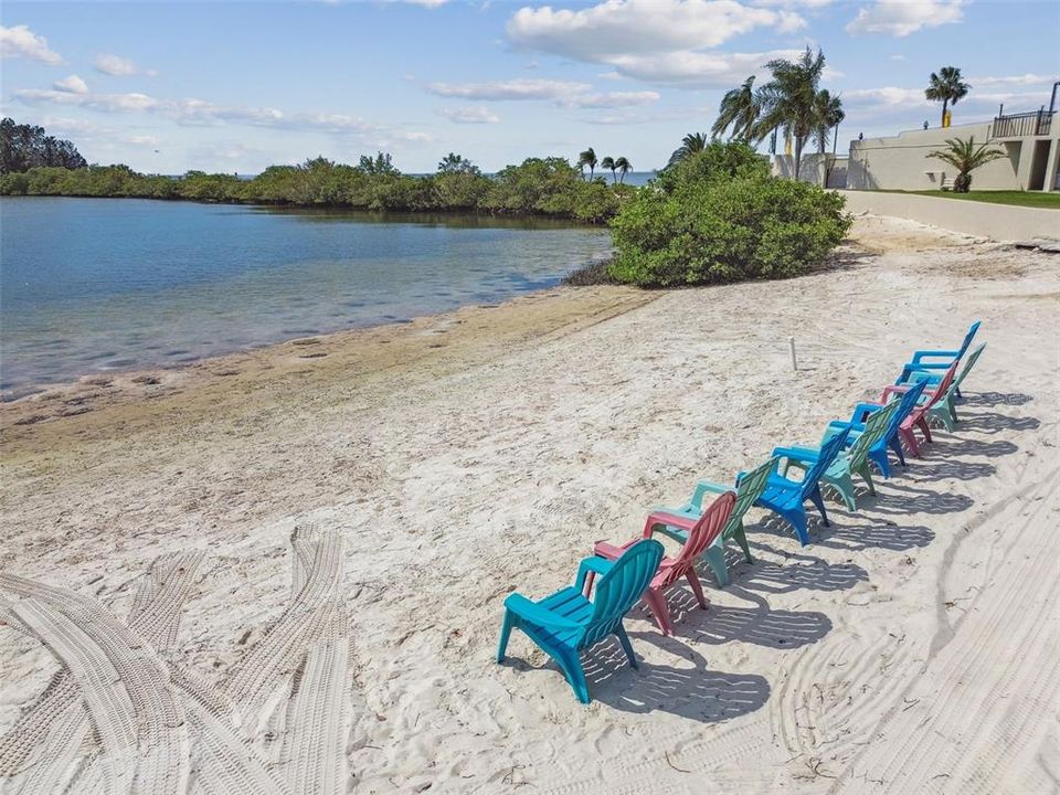 For Sale: $309,900 (2 beds, 2 baths, 950 Square Feet)