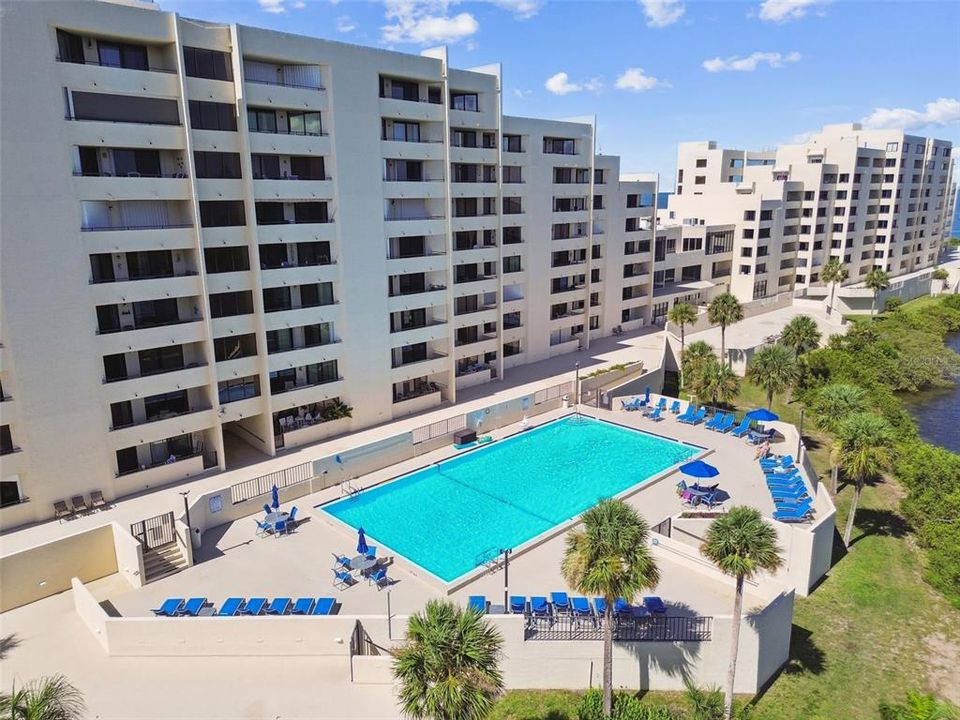 For Sale: $309,900 (2 beds, 2 baths, 950 Square Feet)