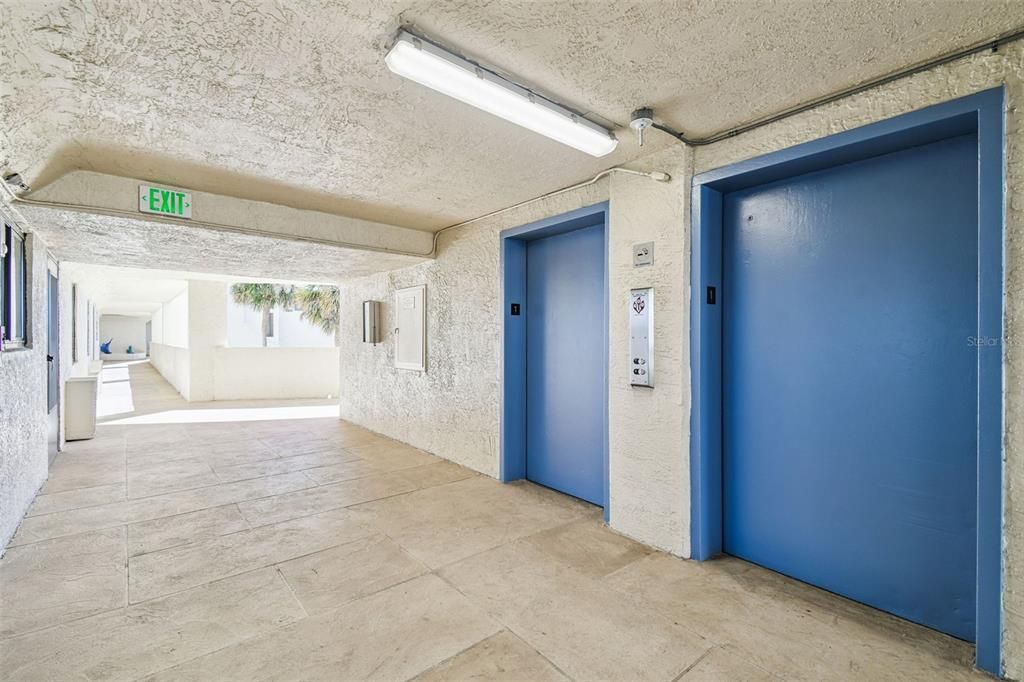 For Sale: $309,900 (2 beds, 2 baths, 950 Square Feet)