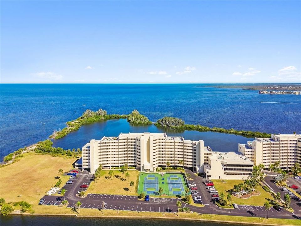 For Sale: $309,900 (2 beds, 2 baths, 950 Square Feet)