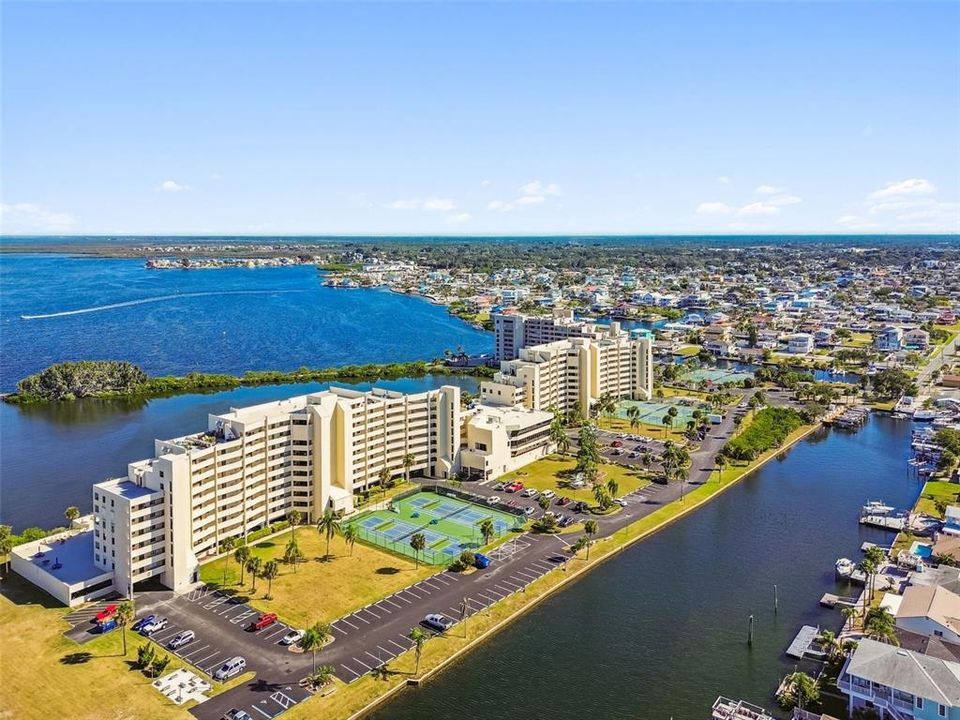 For Sale: $309,900 (2 beds, 2 baths, 950 Square Feet)