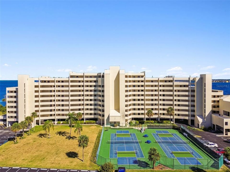 For Sale: $309,900 (2 beds, 2 baths, 950 Square Feet)