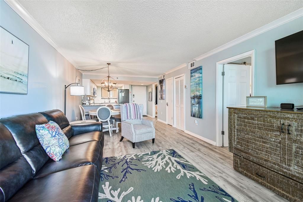 For Sale: $309,900 (2 beds, 2 baths, 950 Square Feet)