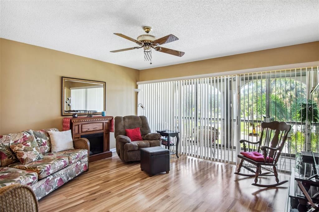 出租: $1,450 (1 贝兹, 1 浴室, 720 平方英尺)