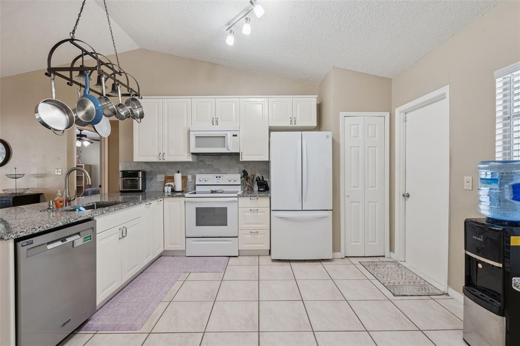 Active With Contract: $359,900 (3 beds, 2 baths, 1548 Square Feet)