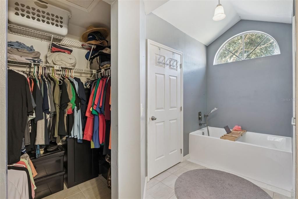 Active With Contract: $359,900 (3 beds, 2 baths, 1548 Square Feet)