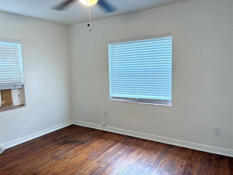 Под контрактом: $1,580 (2 спален, 1 ванн, 760 Квадратных фут)