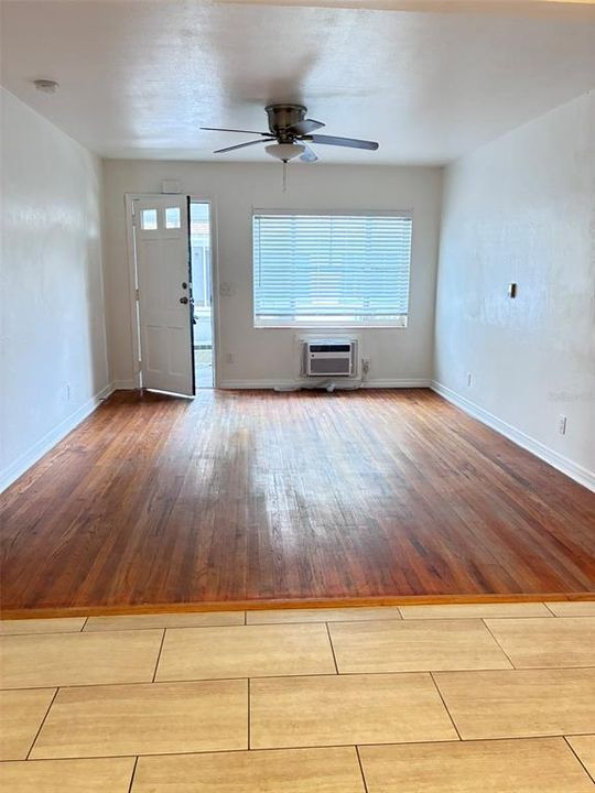 Под контрактом: $1,580 (2 спален, 1 ванн, 760 Квадратных фут)