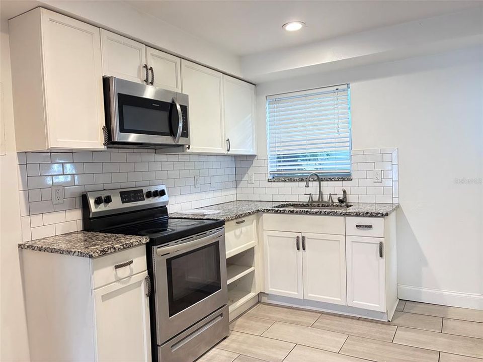 Под контрактом: $1,580 (2 спален, 1 ванн, 760 Квадратных фут)