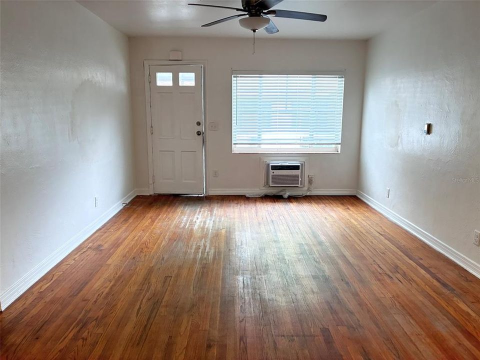 Под контрактом: $1,580 (2 спален, 1 ванн, 760 Квадратных фут)