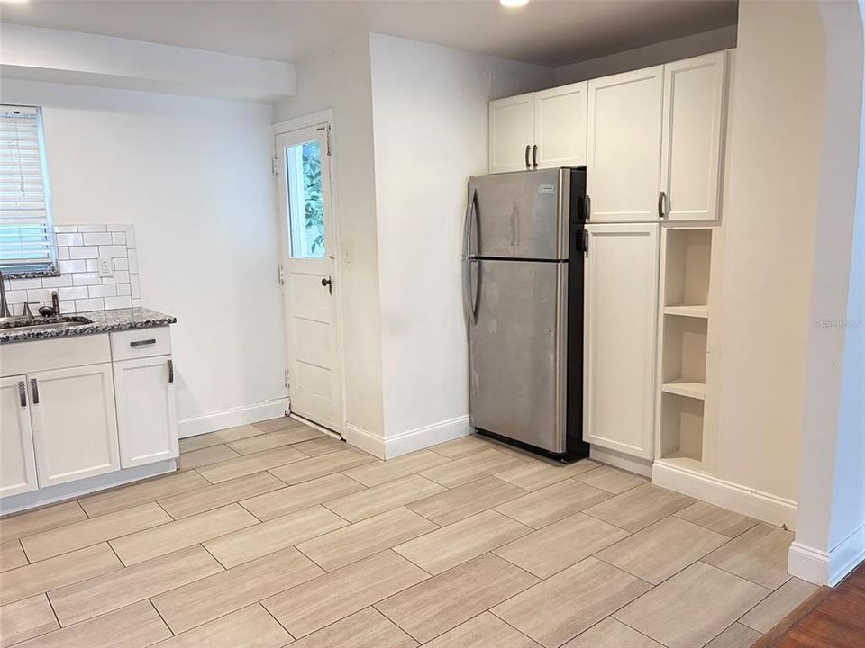 Под контрактом: $1,580 (2 спален, 1 ванн, 760 Квадратных фут)