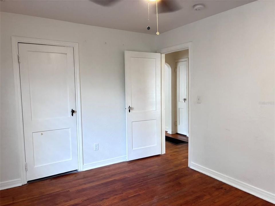 Под контрактом: $1,580 (2 спален, 1 ванн, 760 Квадратных фут)